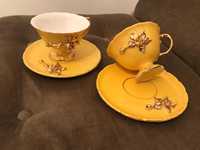 Duas chavenas de chá em louça de Alcobaça com mais de 60 anos