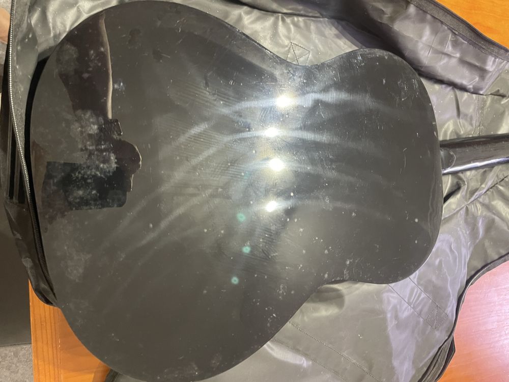 Guitarra Rocio R-10BK com suporte de palhetas
