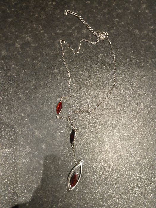 Srebrny łańcuszek z bursztynem