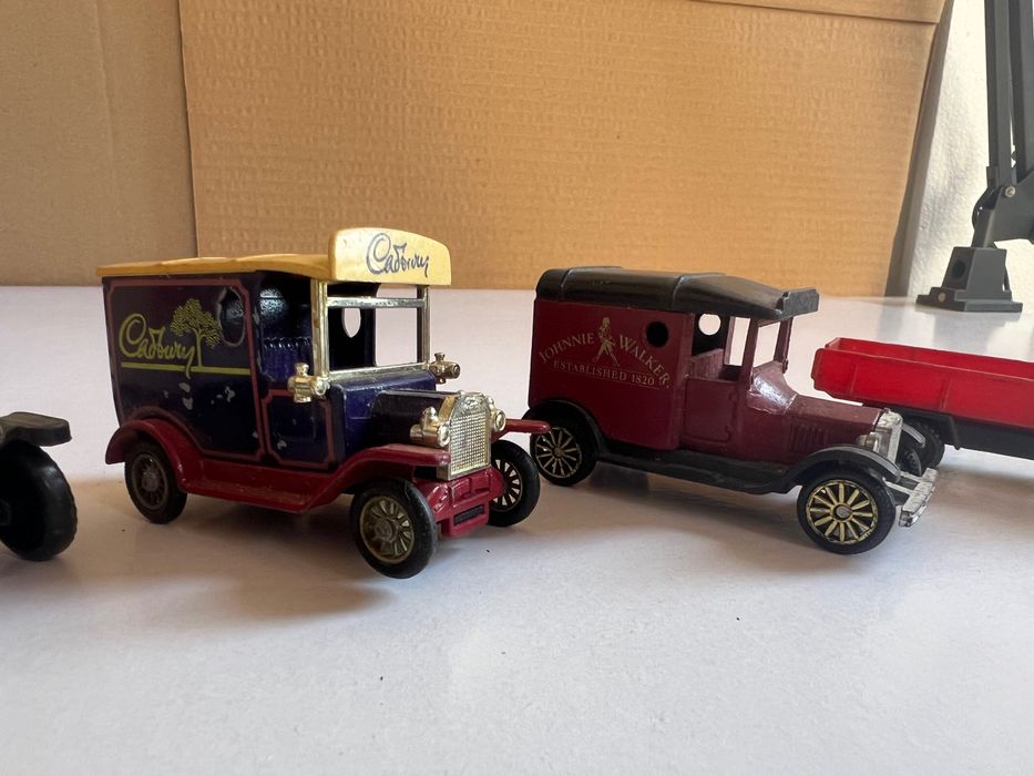 Carros antigos em plástico e ferro