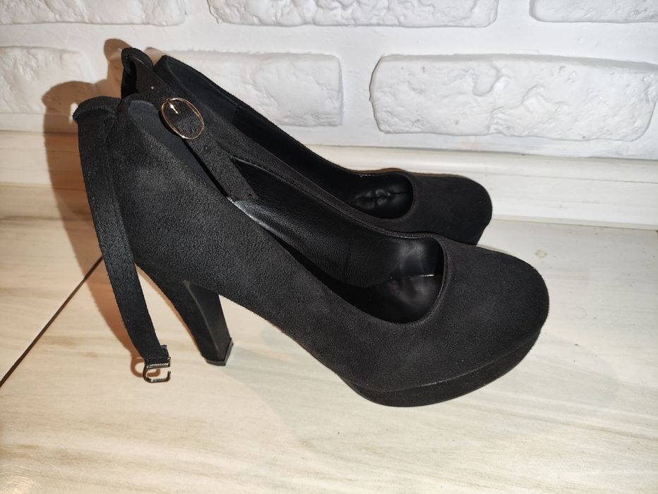 Nowe czarne buty na słupku r.42