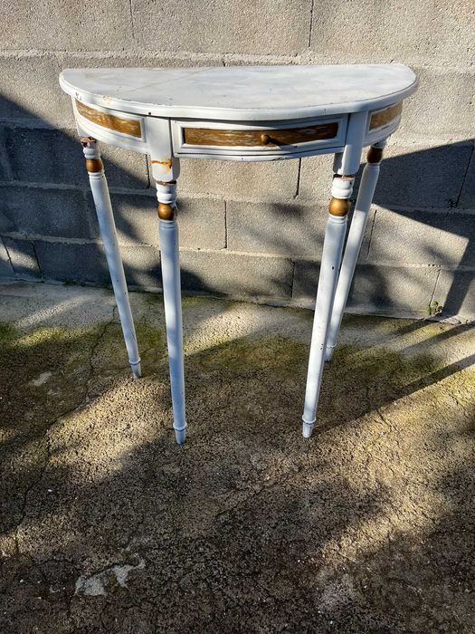 Mesa branca c/gaveta e sinais de uso