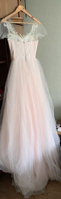 Ніжна і романтична весільна сукня зі шлейфом.