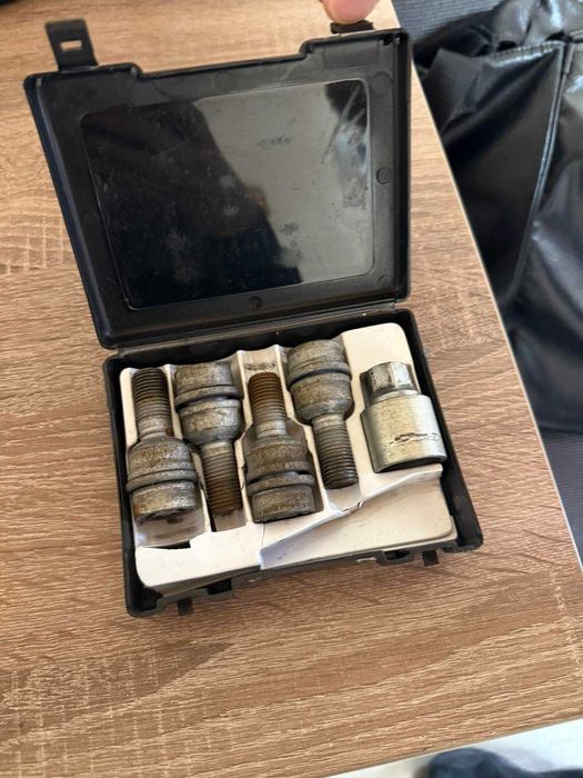 Секретки болти болт Ауди Кью 5  Audi Q5 E-TRON Q3 Q7 Q8