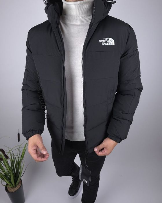 Чоловіча зимова куртка TNF тепла чорного кольору.