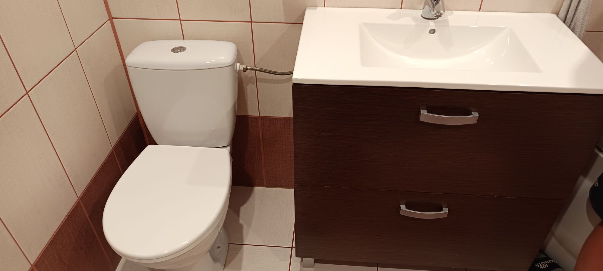 Szafka z umywalką, wanna, kibelek