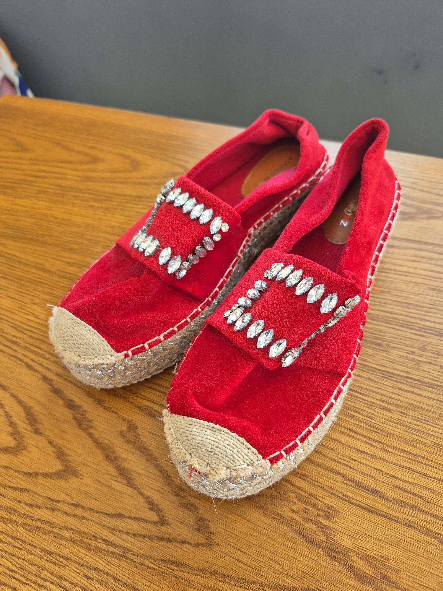 Buty wiosenne czerwone