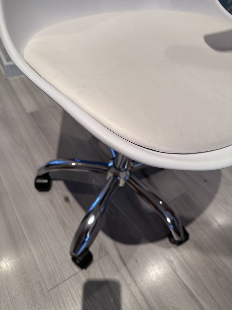 Białe biurko z krzesłem
