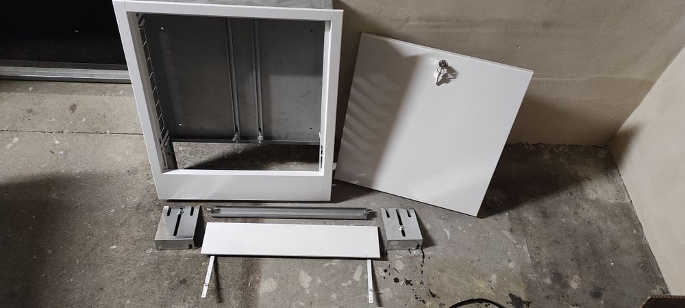 Szafka podtynkowa do rozdzielacza CO belki mosiężne