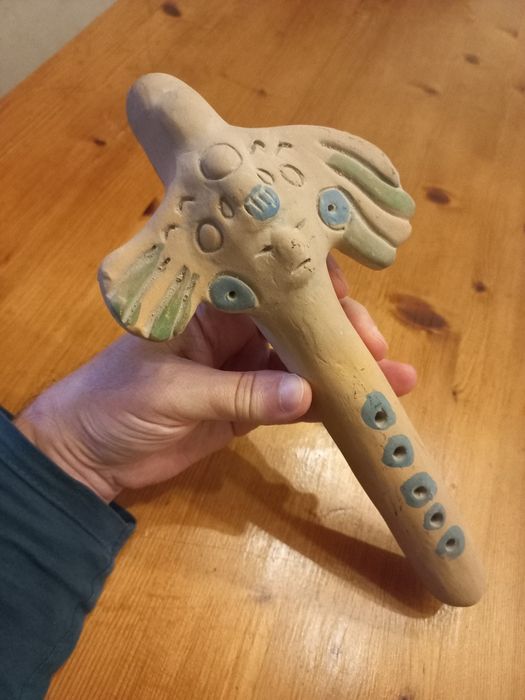 Flauta em barro maya