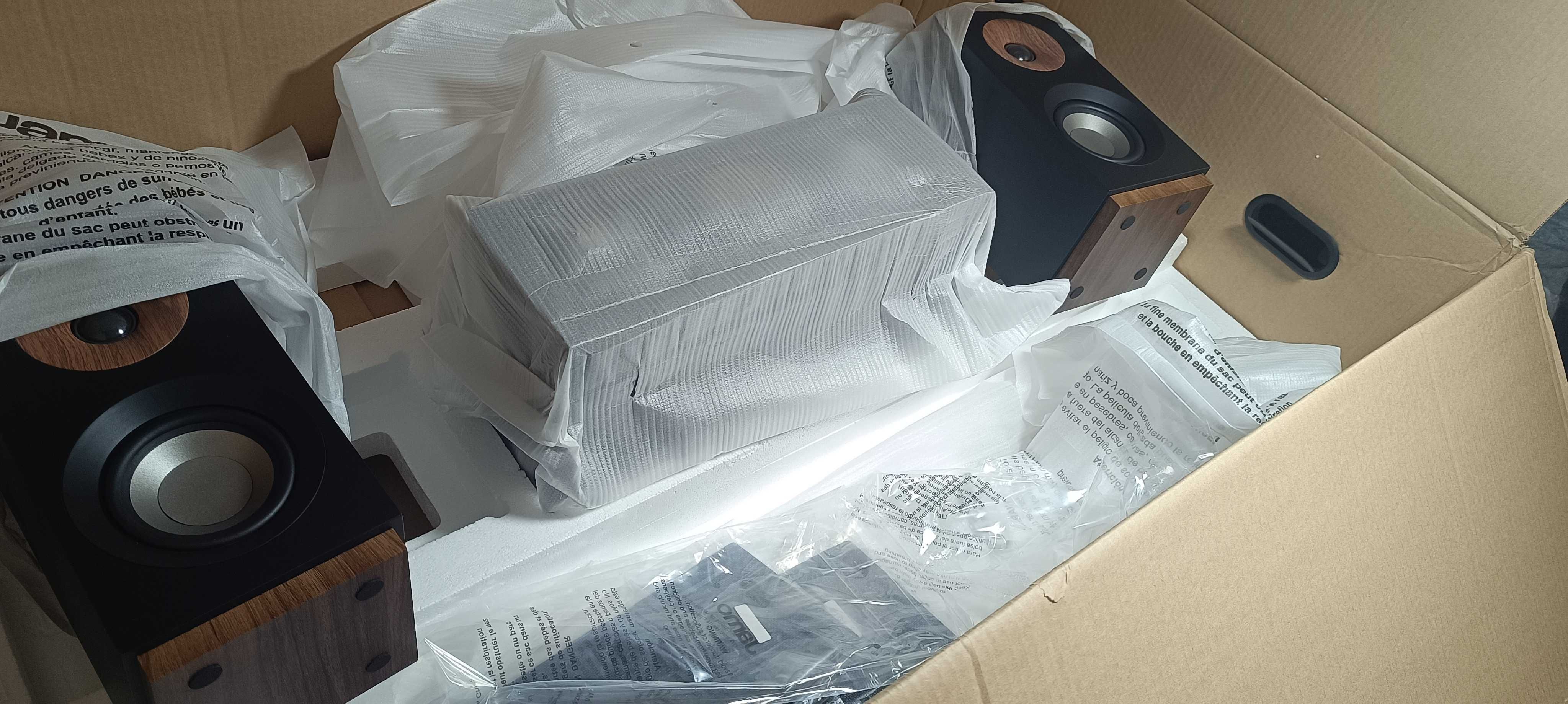 HOME CINEMA - CONJUNTO DE COLUNAS JAMO S 805  5.0 CANAIS (NOVO)