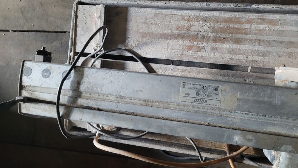 Плиткоріз в робочому стані