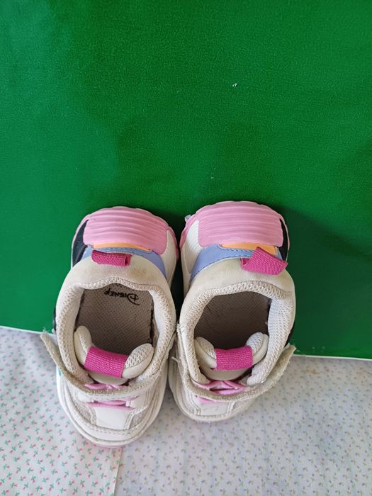 Sapatilhas da Miney tamanho 23. 3 euros.