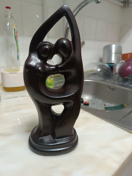 Vendo estátua e jarra