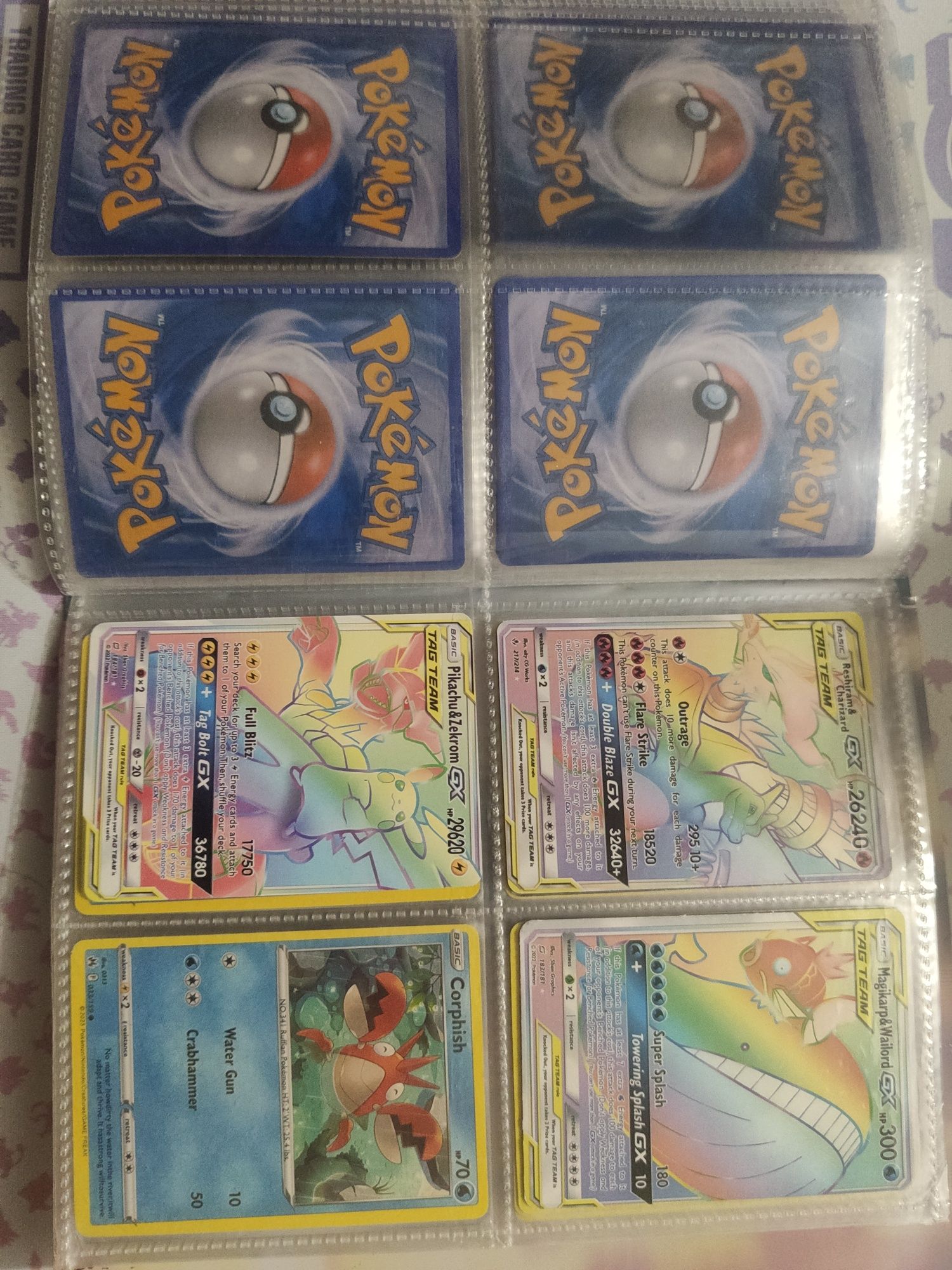 Album Pokemon plus karty dla małych zbieraczy.