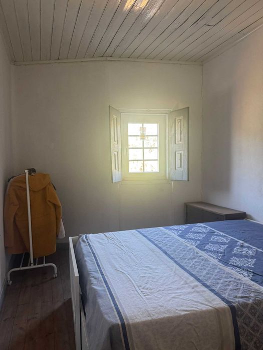 Arrendo T4 / 1º andar de moradia (PARTILHADA) + terreno 650€/mês D/INC