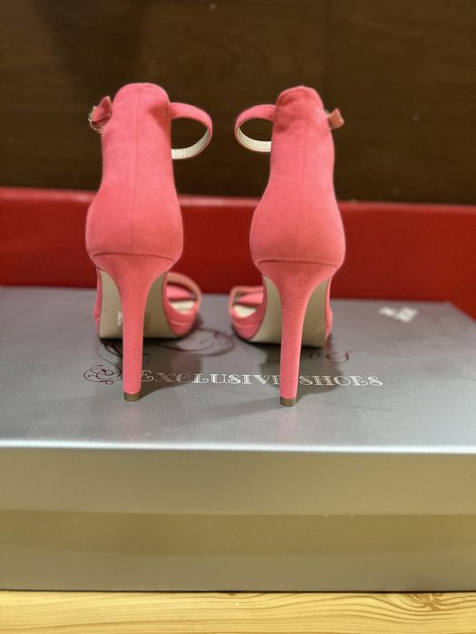 Жіночі босоніжки на підборах