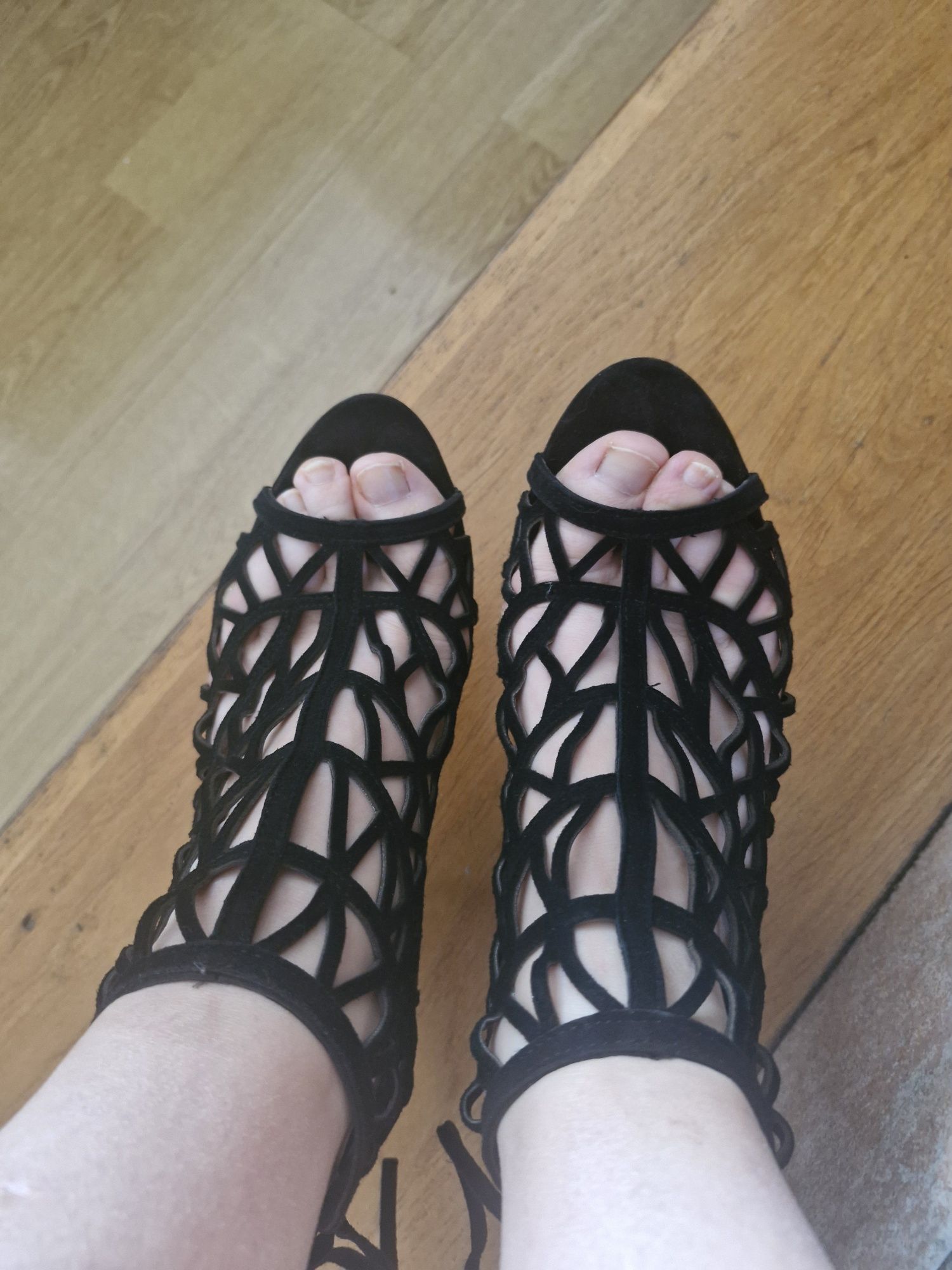 Buty damskie czarne na obcasie ażurowe Zara
