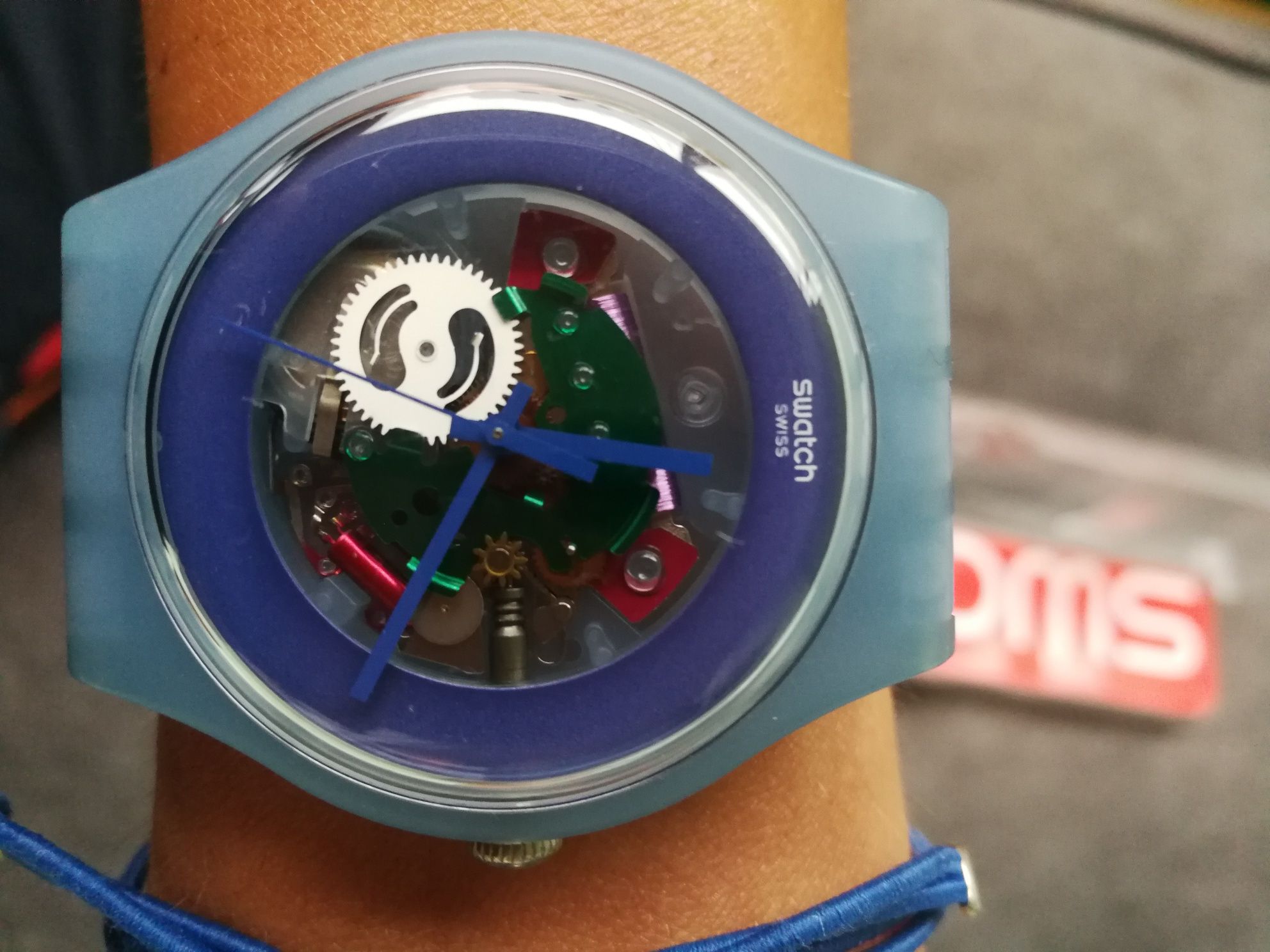 Zegarek Swatch z widocznym mechanizmem