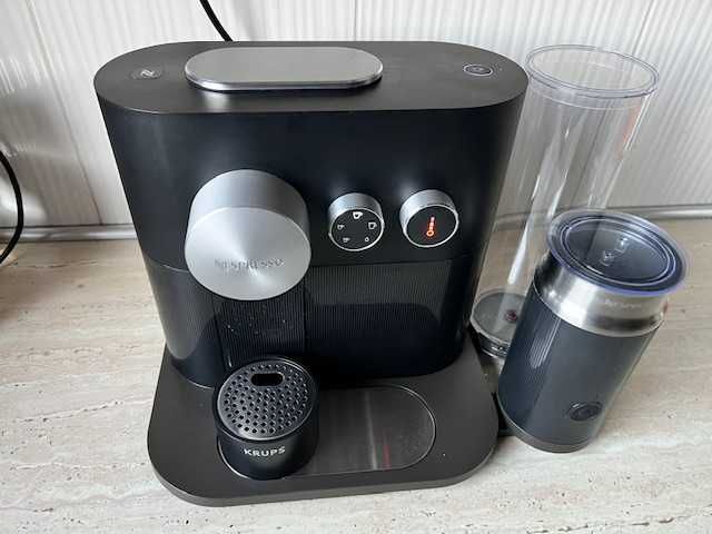 ekspres do kawy ciśnieniowy Krups  Nespresso Expert   z zapasem kawy