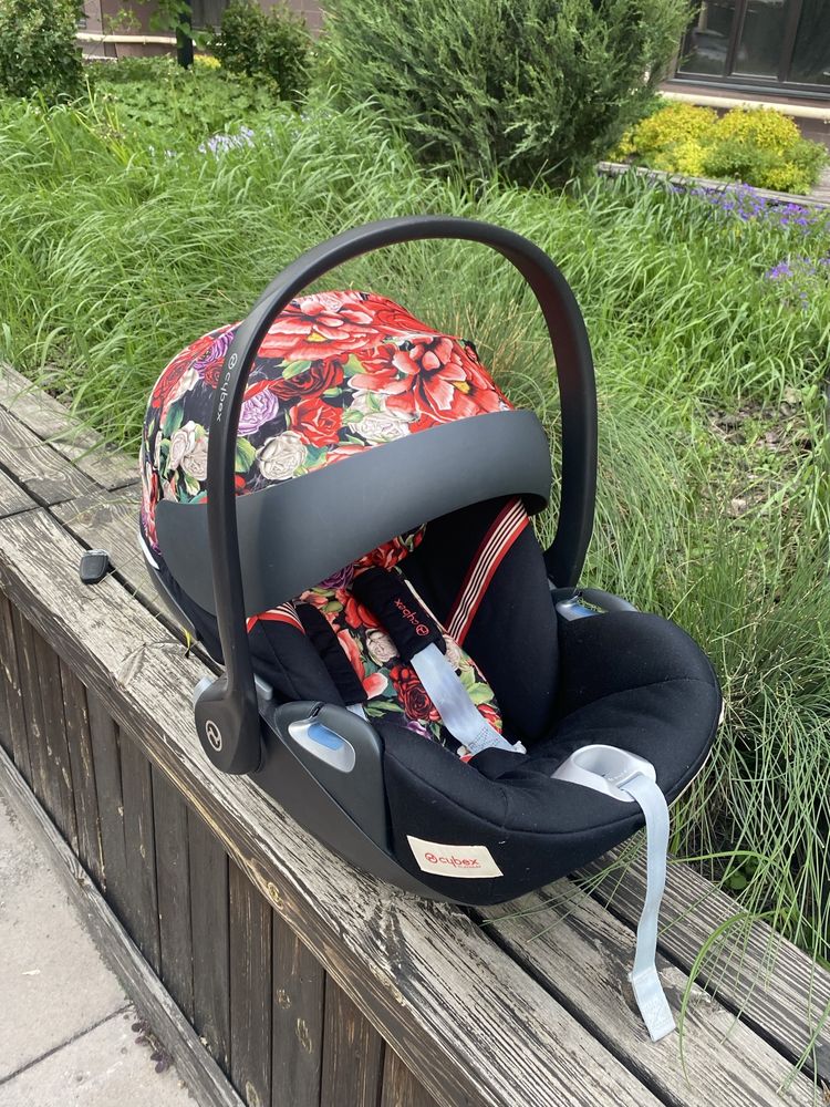 Автокресло Cybex Cloud Z i-Size Spring Blossom Dark
