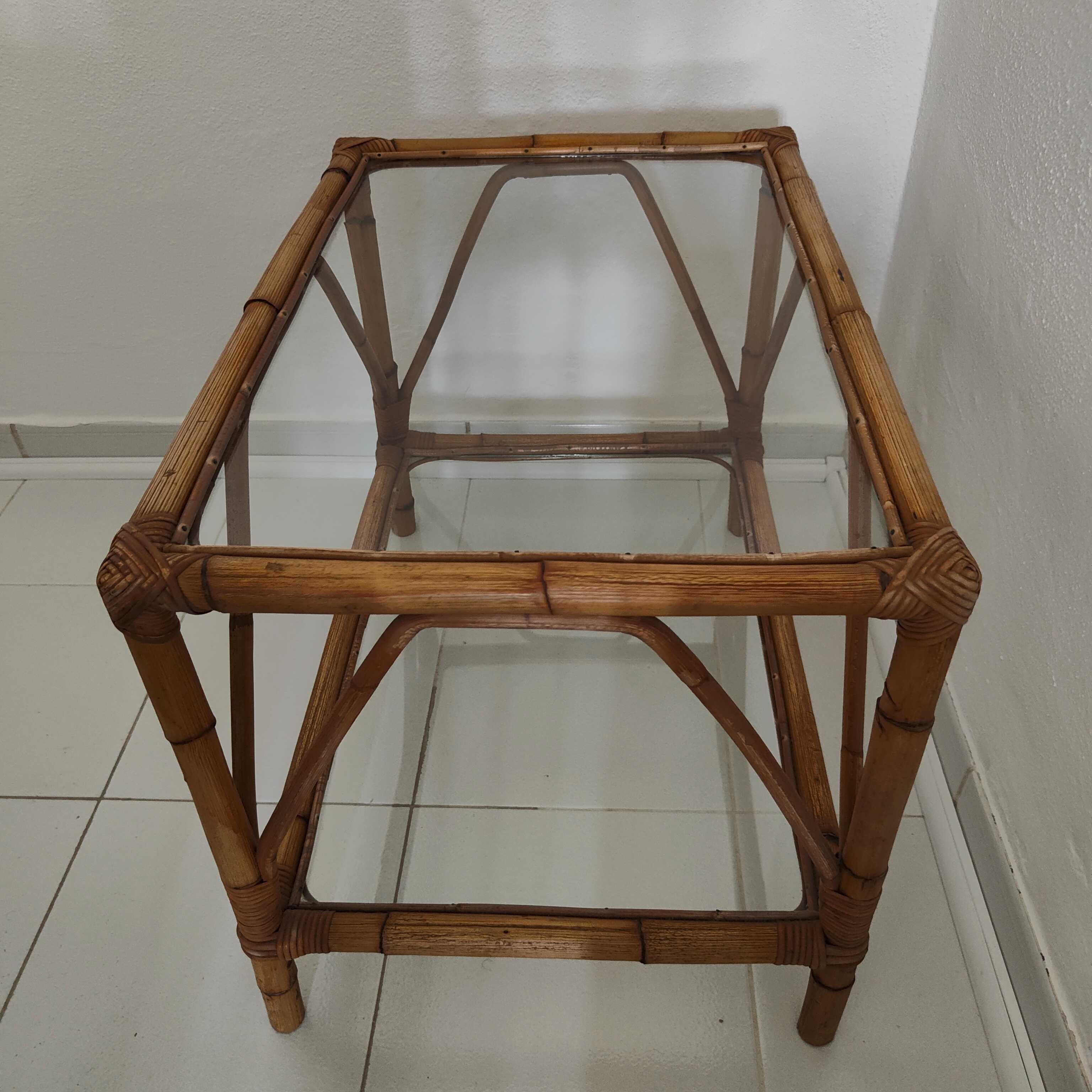 mesa de centro em Cana Bambu e vidro 65cm