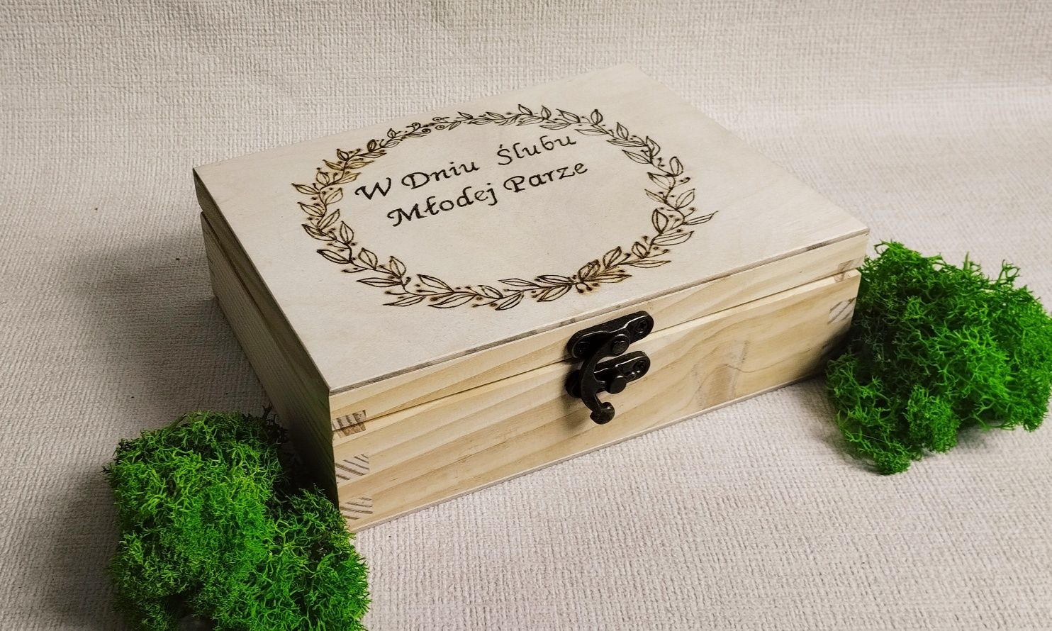 Drewniane pudełko na ślub 
Ręcznie graweowane .  Super prezent  dla
