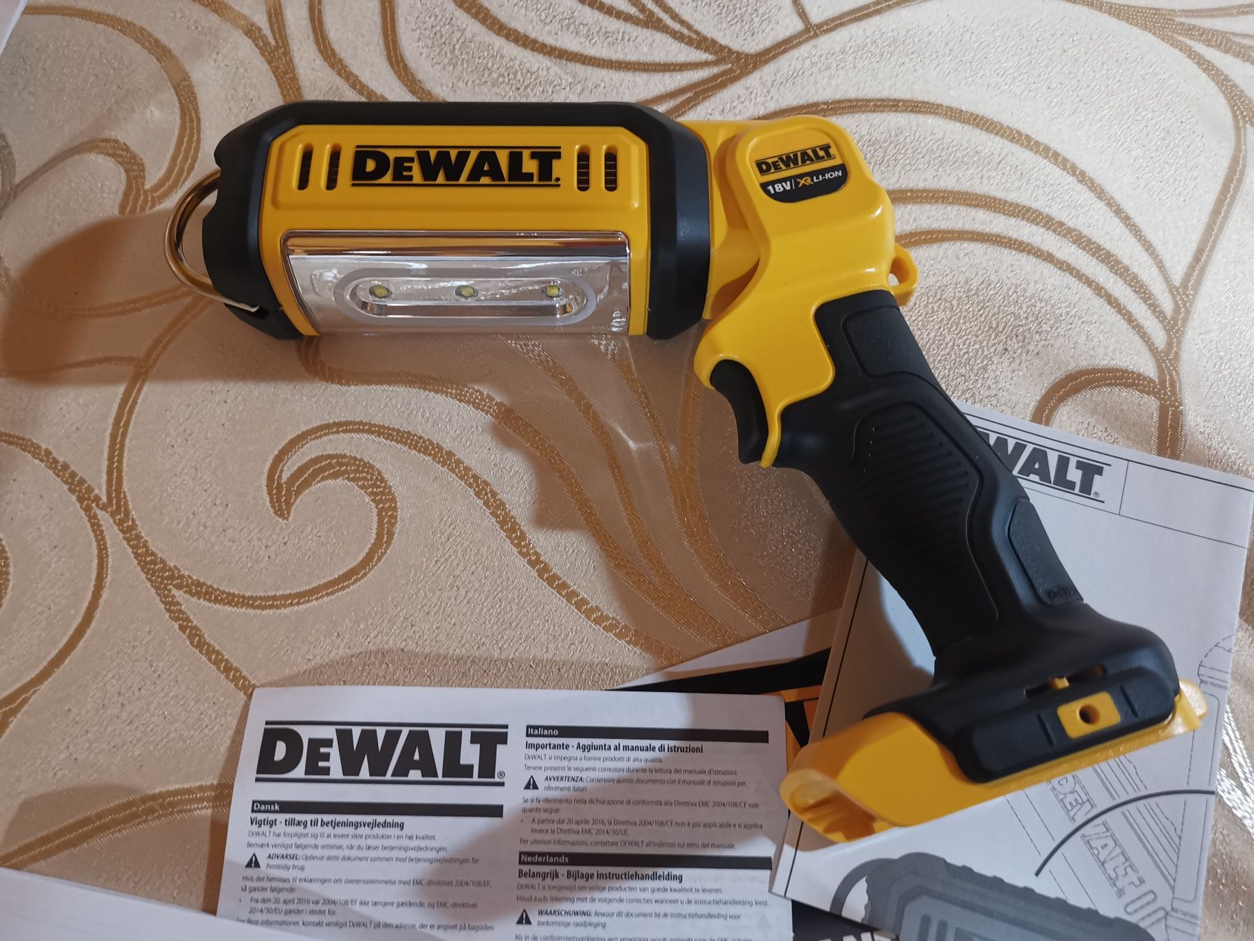 Фонарь диодный Dewalt dcl 050