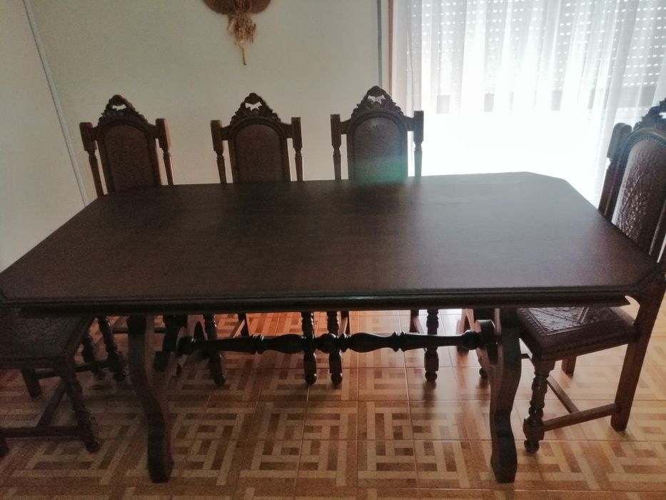 Mesa de madeira maciça + cadeiras