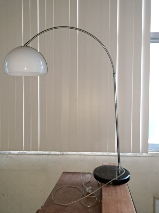 Candeeiro com estrutura em metal