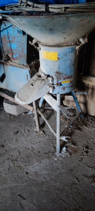 Sprzedam śrutownik bak do zboża .