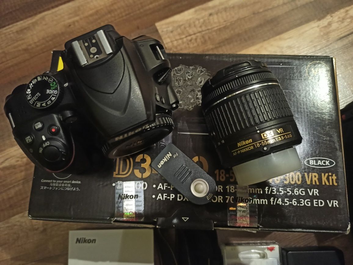 Lustrzanka Nikon z obiektywem 18-55 mm i akcesoriami
