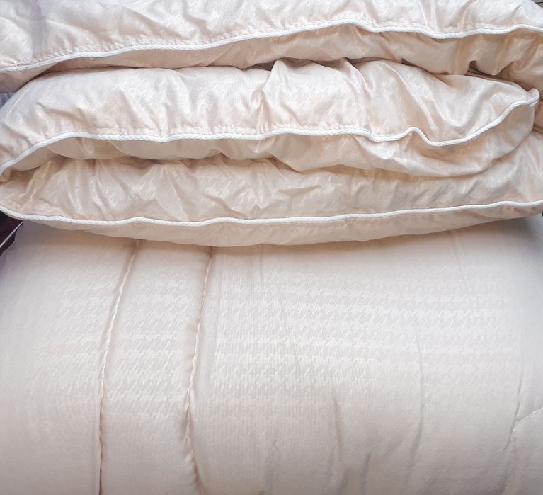 Одеяло из овечьей шерсти.Полушерстяное.