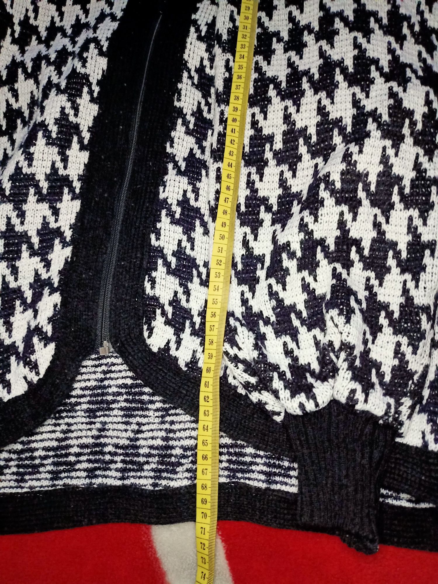 Gruby sweter czarno-biały na suwak