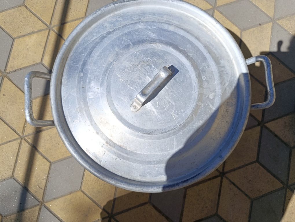 Продам большую алюминиевую кастрюлю