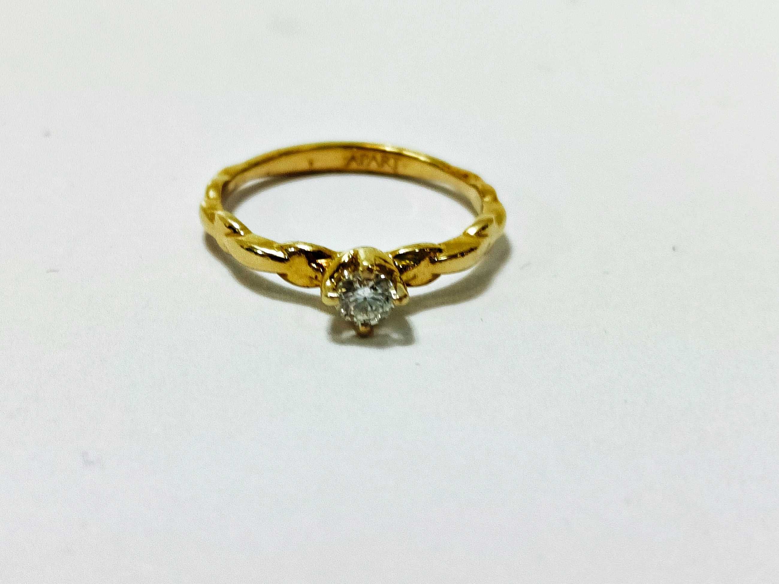 Zaręczynowy pierścionek APART z brylantem 0,15ct złoto 585