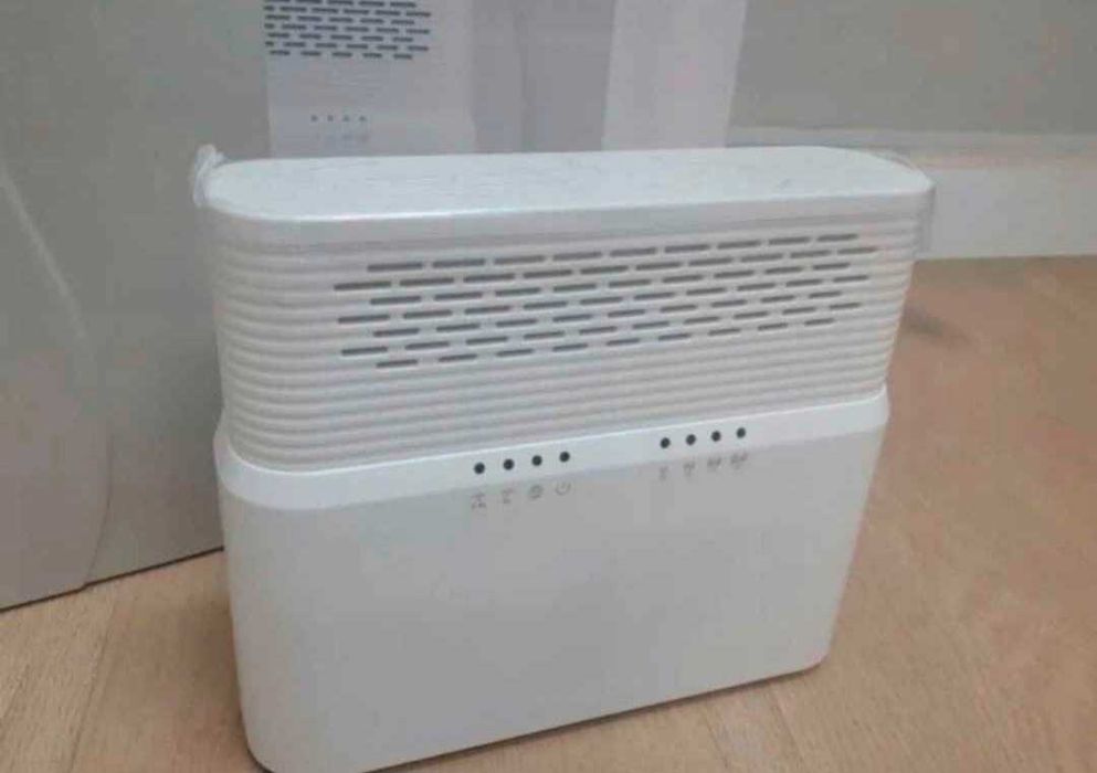 Modem wraz z anteną zewnętrzną ZTE gratis uchwyt do ściany.