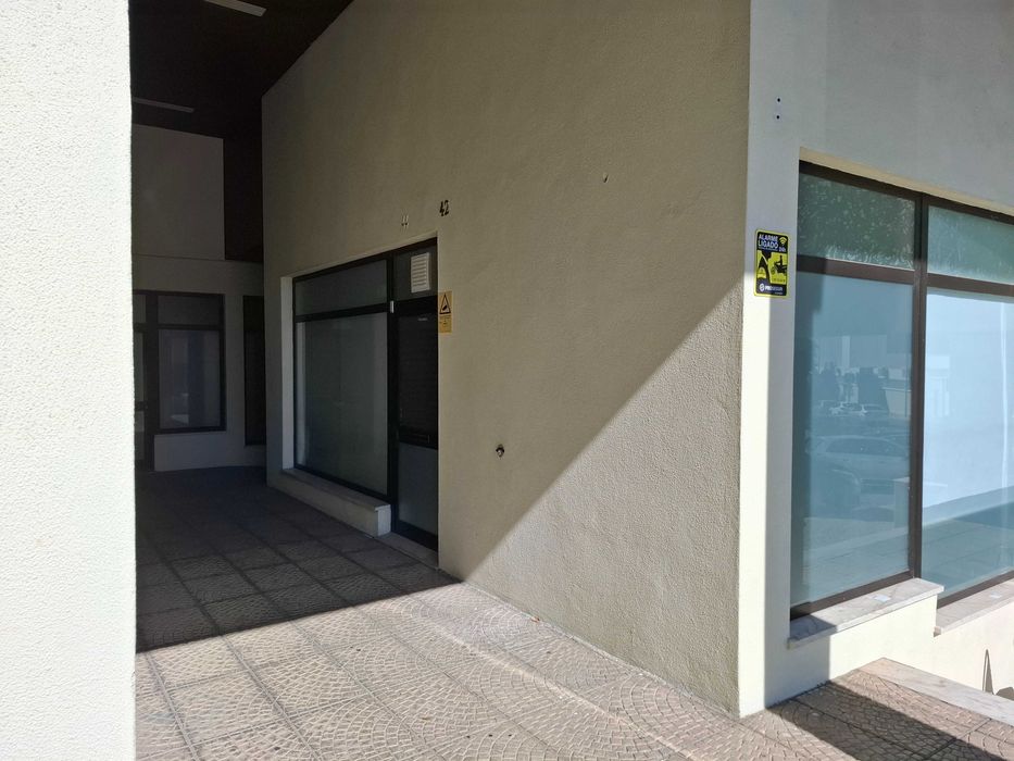 Loja para ARRENDAMENTO no Lumiar, excelente localização e visibilidade