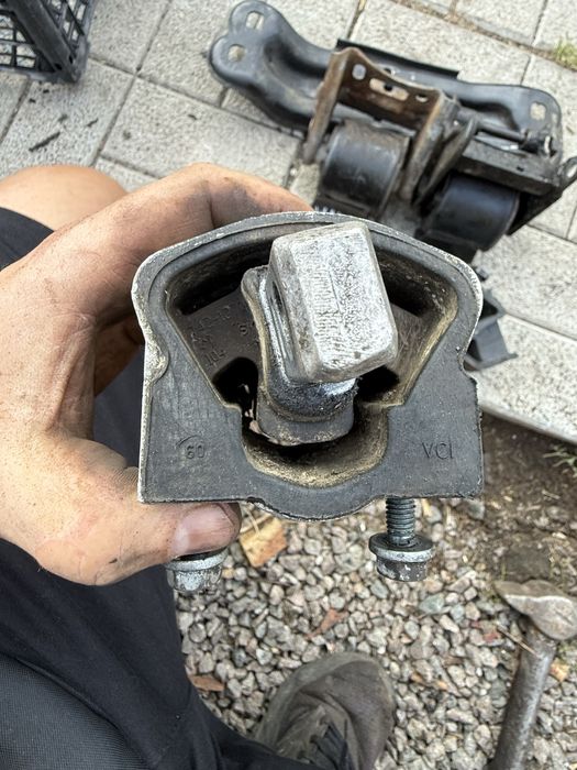 Подушки двигуна мерседес w190-124-140-210-202 мерседес