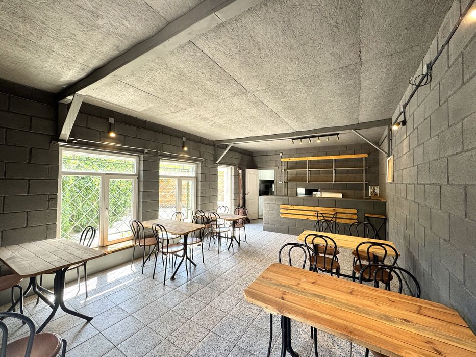 Аренда Кафе в центре с летней площадкой