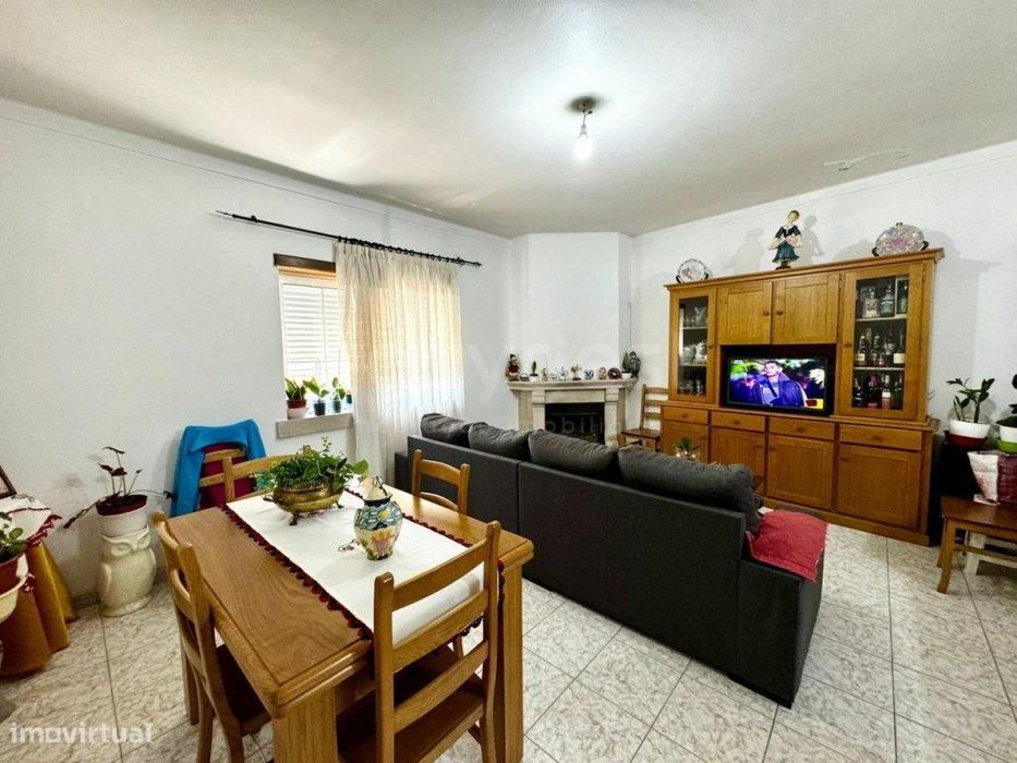 Apartamento T2 com ótimas áreas no centro de Figueiró dos Vinhos