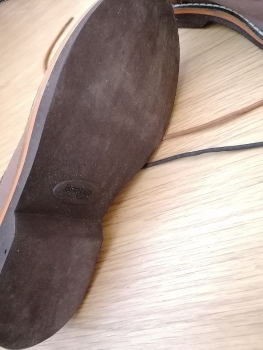 Sapatos novos em pele