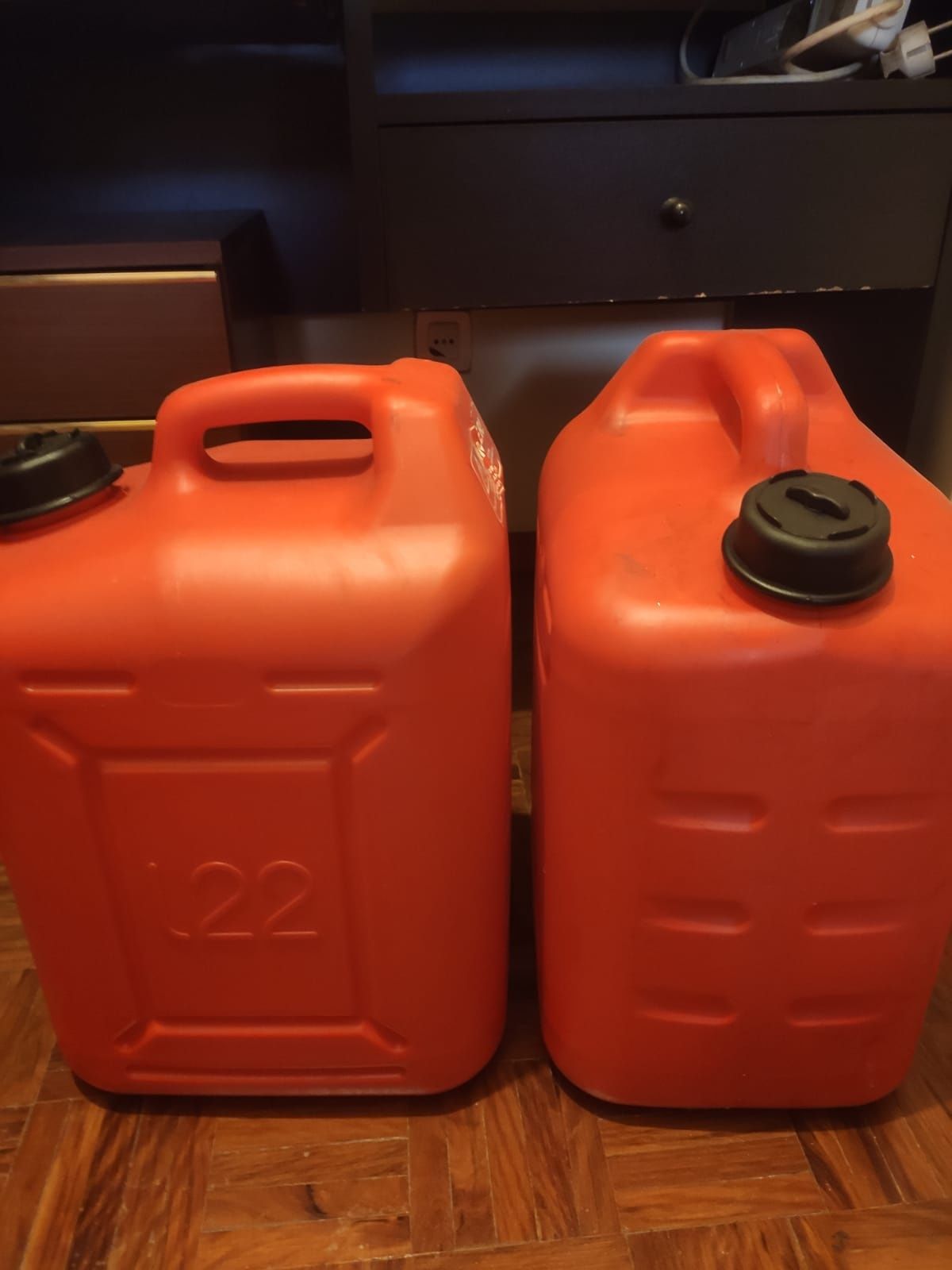 Depósitos jerricans combustivel 2 disponíveis