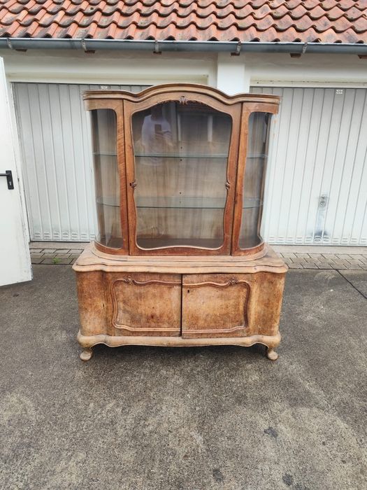 Antyczna witryna w stylu ludwikowskim, gięte szyby, lata 1920–1940