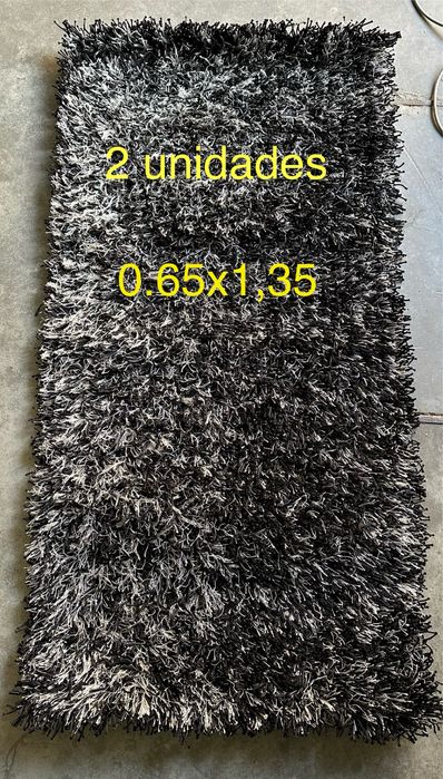 Tapete com pelo branco e preto. Tapetes castanhos (baixa de preço)