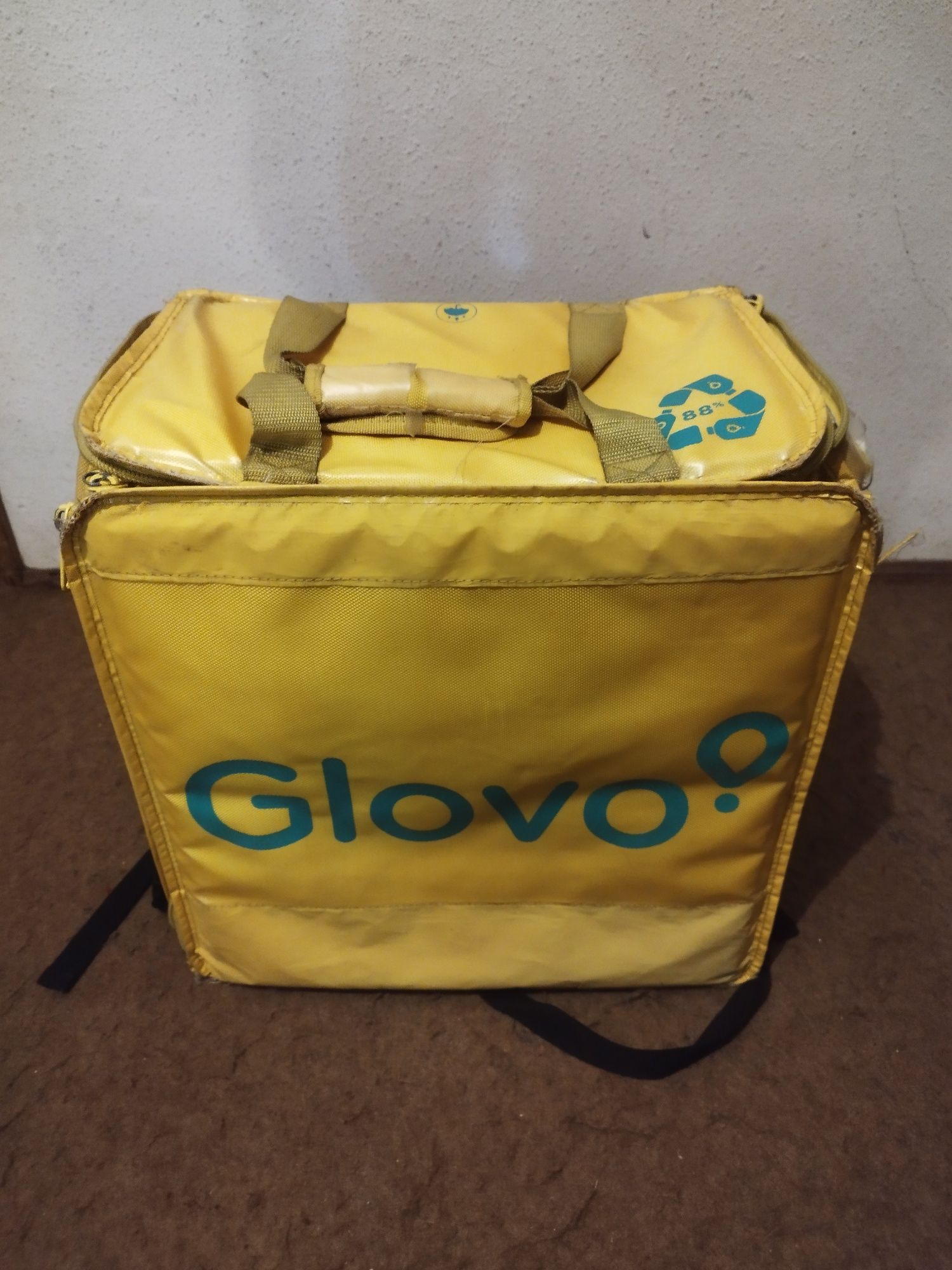 Mochila usada glovo .