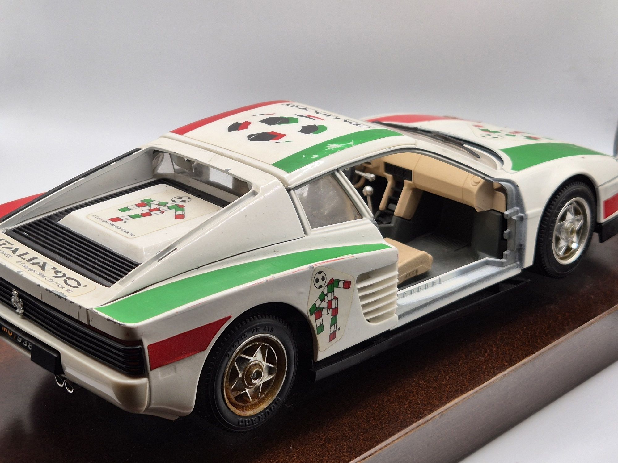Model Burago Ferrari Testarossa Italia 90