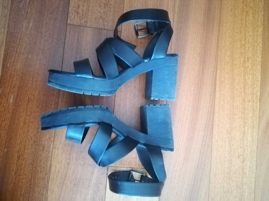 Sandálias pretas salto