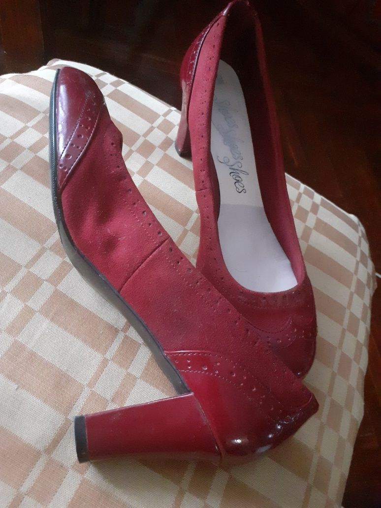 Туфлі жіночі вживані, в гарному стані, замшеві, бордового кольору,.