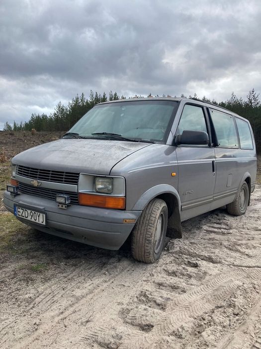 Chevrolet Astro Wersja 8 osobowa, wersja europejska, urwany uchwyt trzymający resor